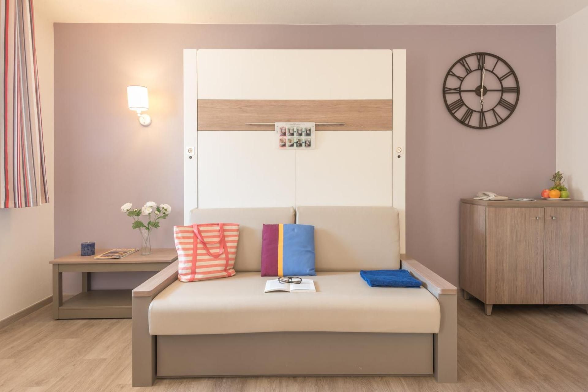 One-Bedroom Apartment with Sleeping Alcove (6 Adults)