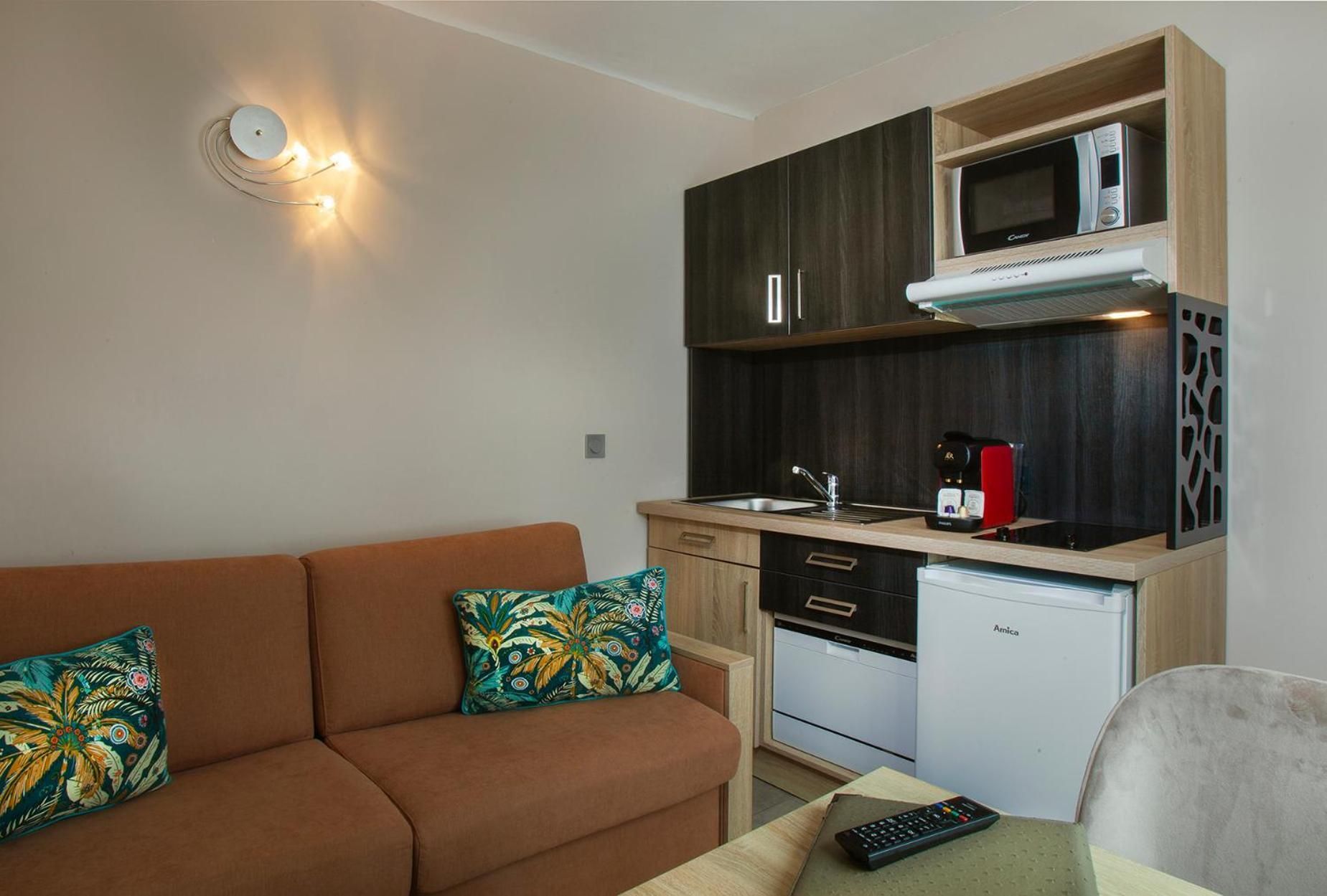 Deluxe One-Bedroom Apartment with Sea View