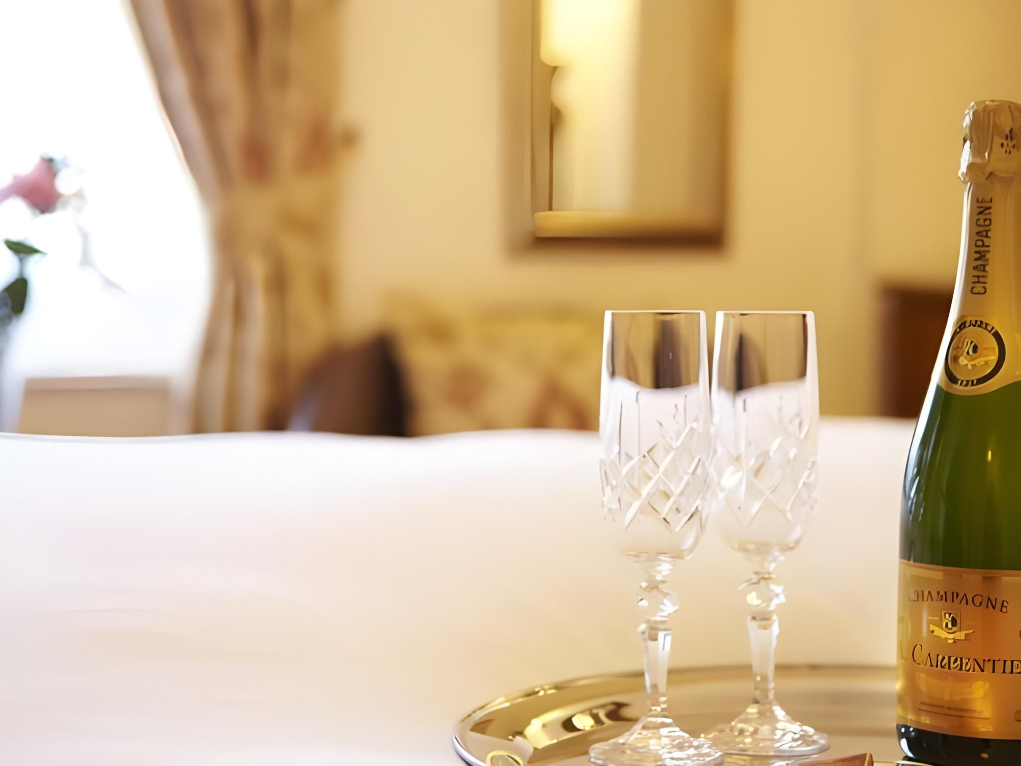 King-Luxury-Ensuite with Bath-1st floor