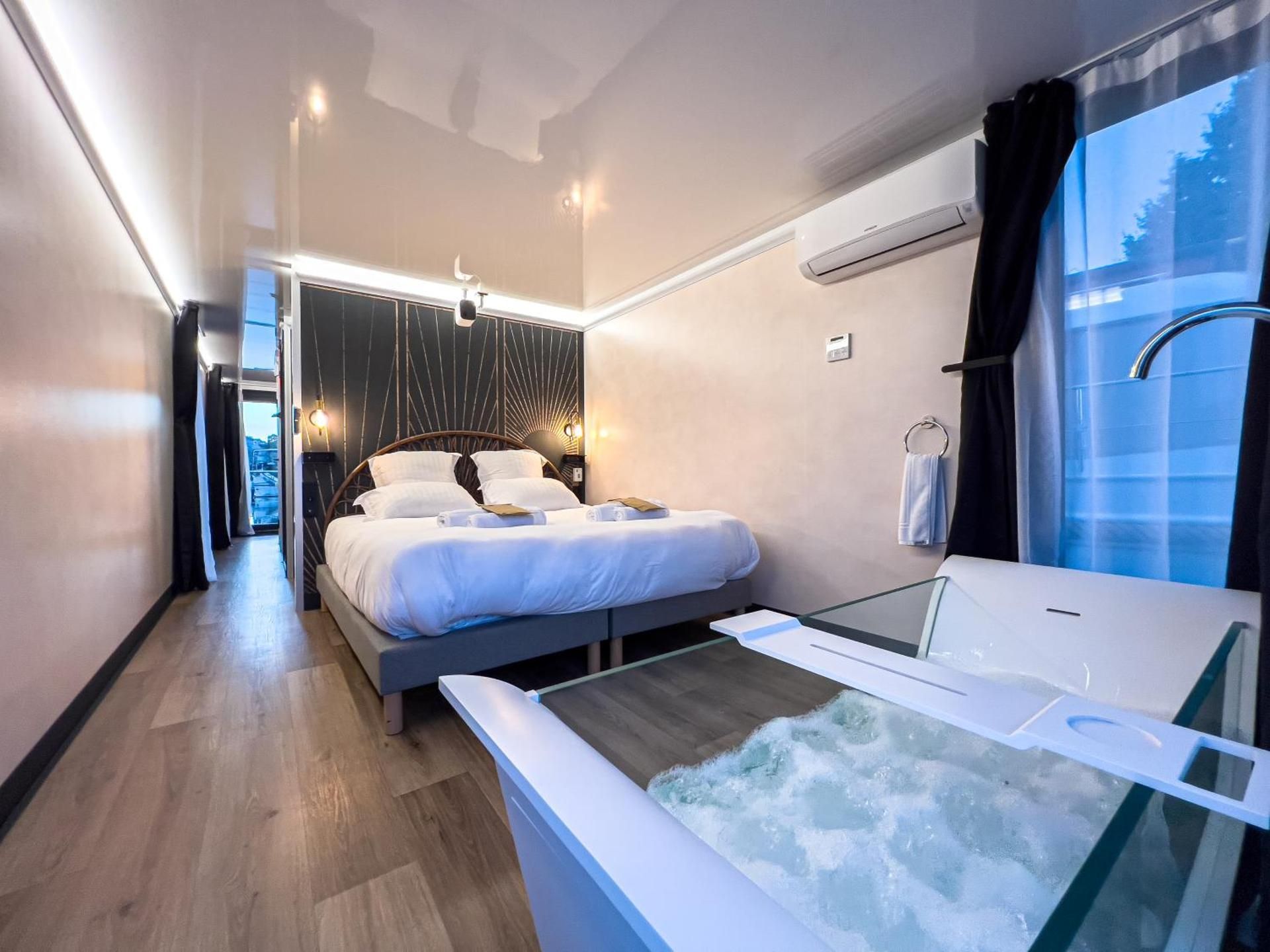 Suite with Spa Bath, Sauna & Roof Top