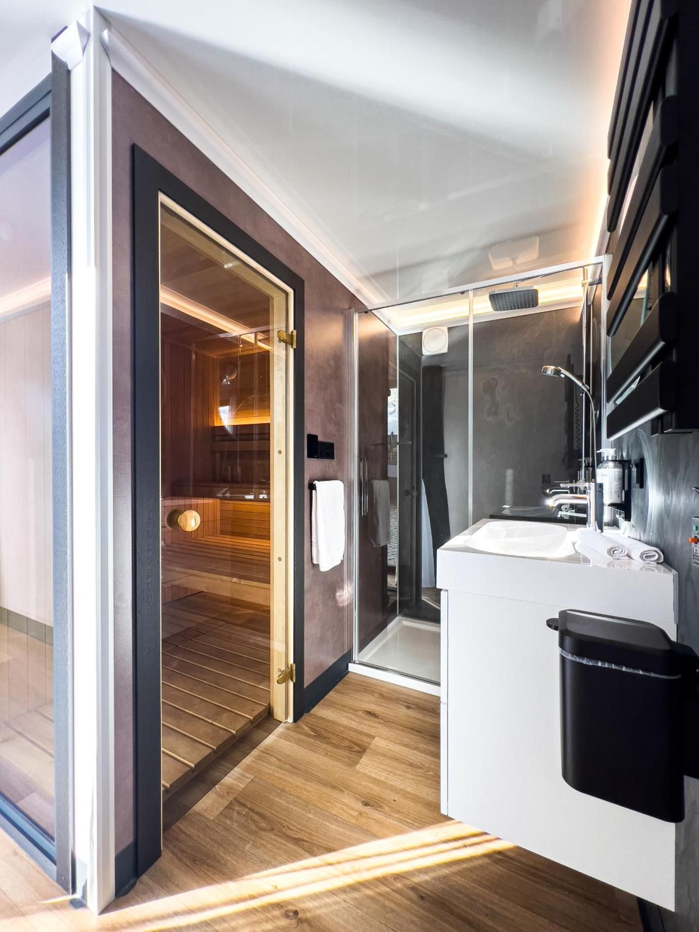 Suite with Spa Bath, Sauna & Roof Top
