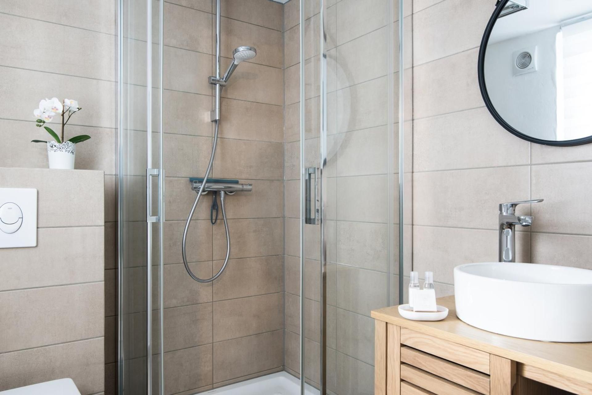 Apartment with Shower