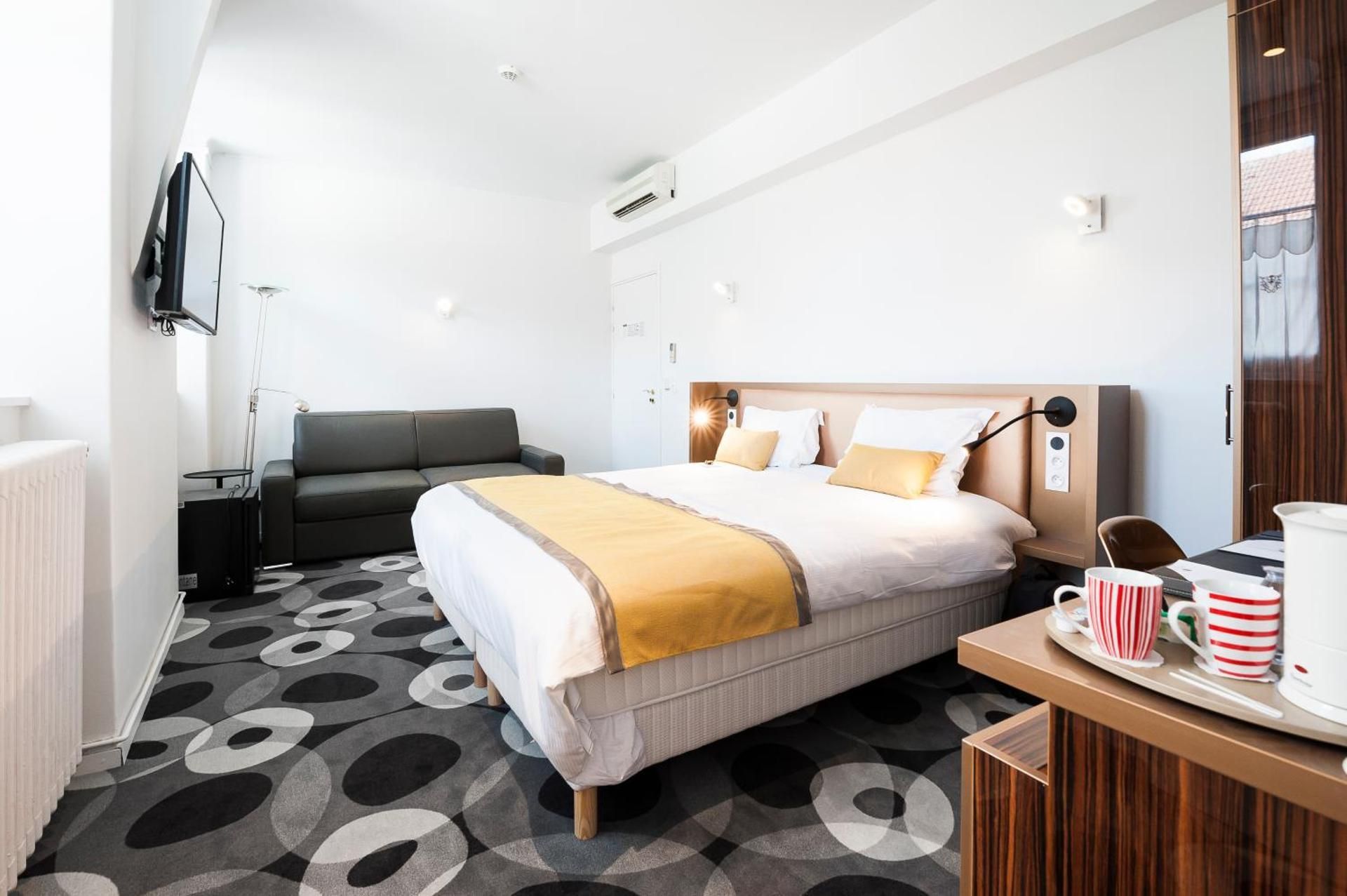 Deluxe Room (2 Adults + 1 Child)