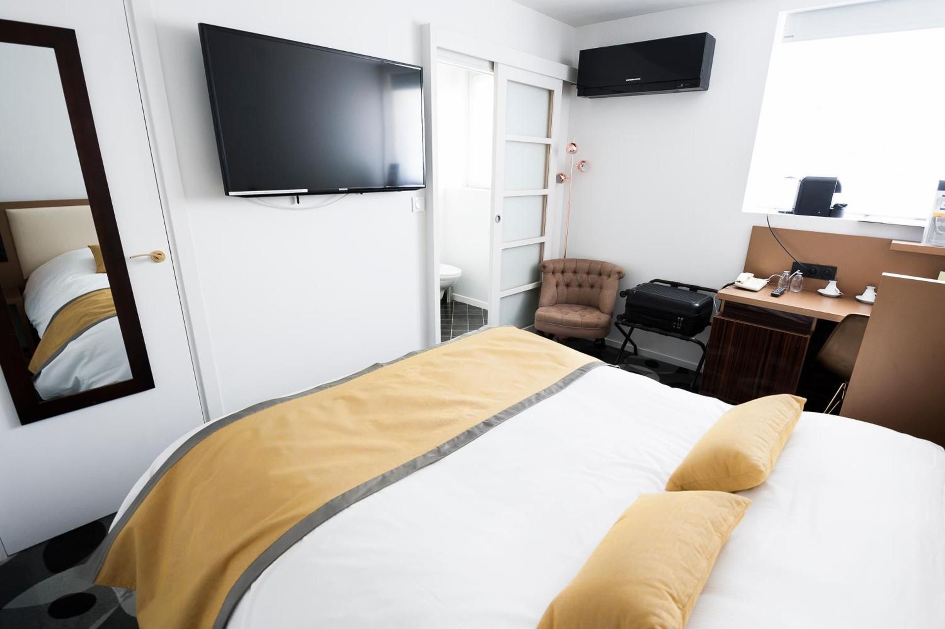 Deluxe Room (2 Adults + 1 Child)