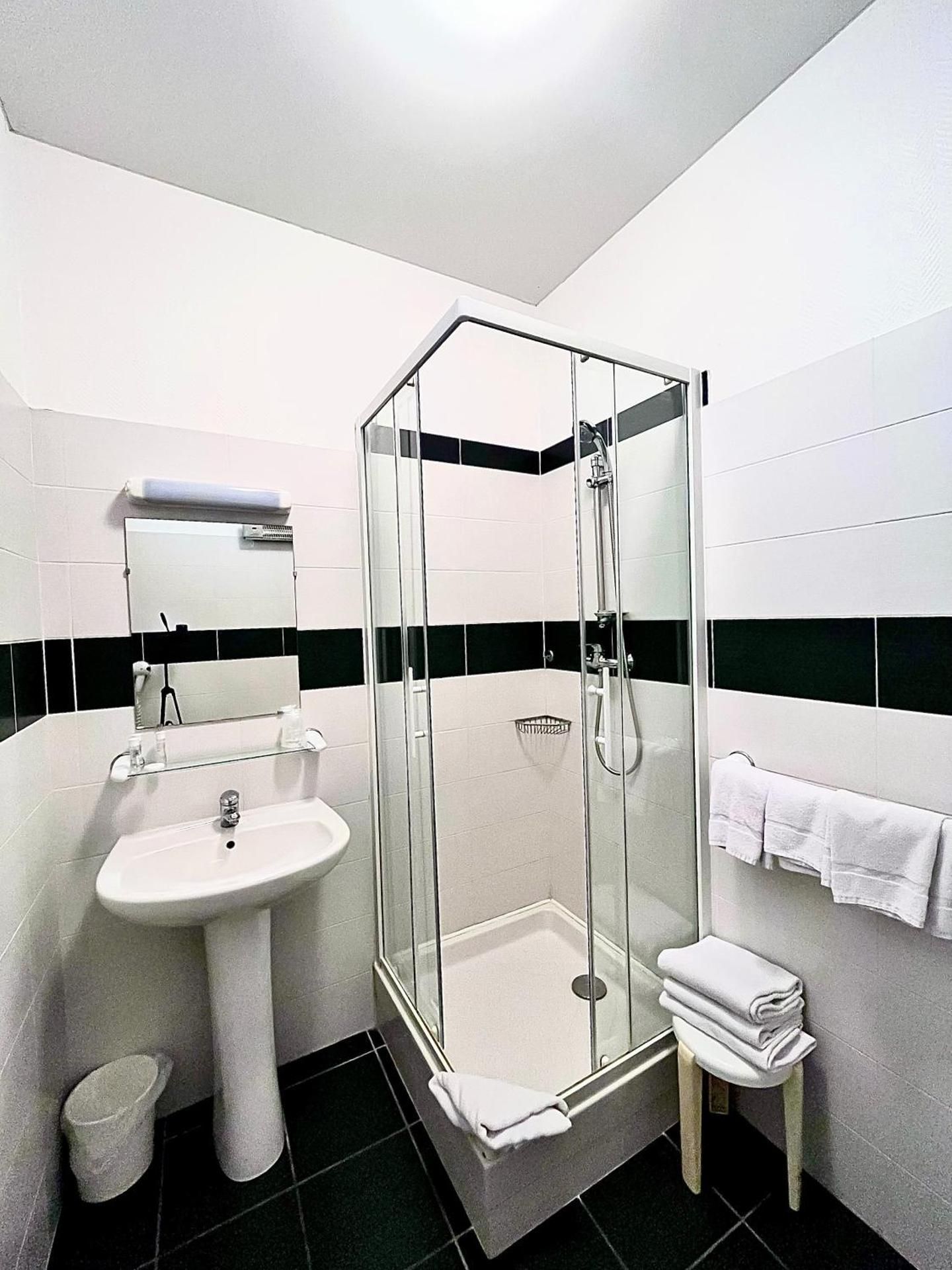 Hôtel Le National Twin Room 3