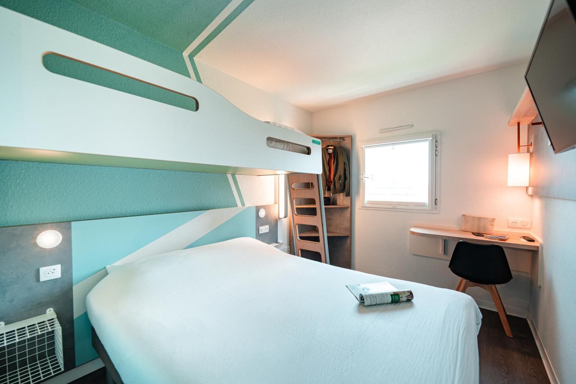 ibis budget Sète Centre Triple - Room With A Large Bed And A Bunk Bed