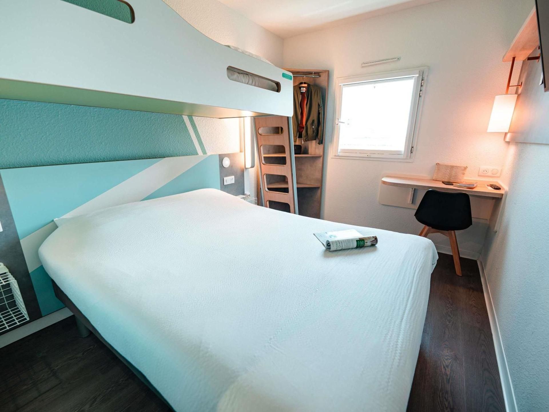 ibis budget Sète Centre Triple - Room With A Large Bed And A Bunk Bed 2