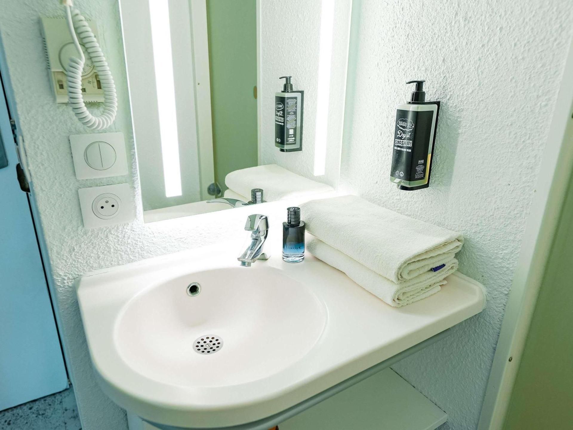 ibis budget Sète Centre Triple - Room With A Large Bed And A Bunk Bed 3