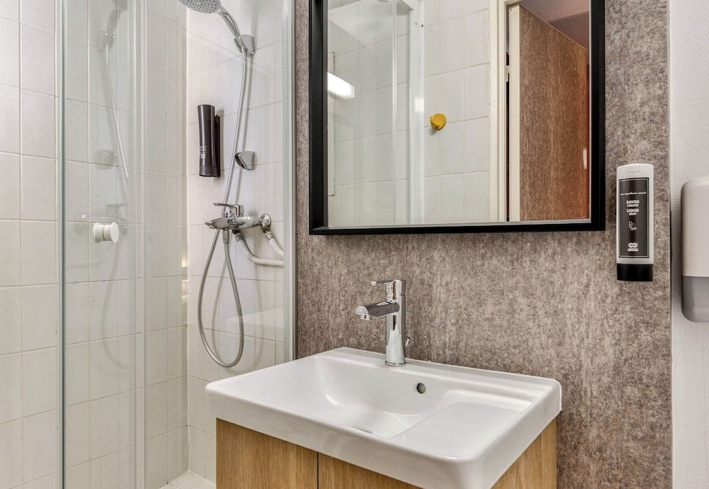 B&B HOTEL Sète Centre Gare Triple Room 9