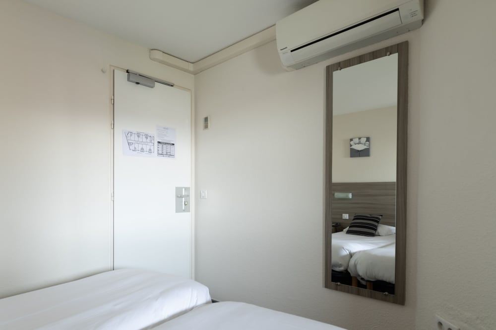 B&B HOTEL Sète Centre Gare Triple Room 6