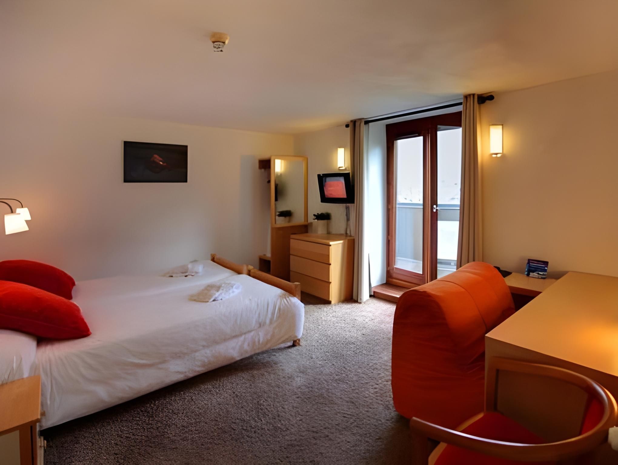 Family Room (3 Adults)