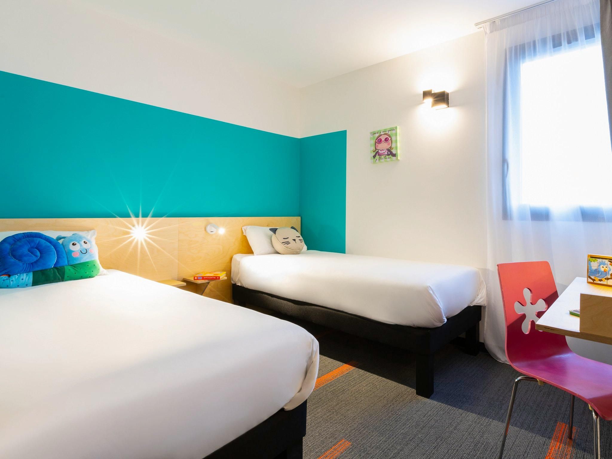 Pure Room with 2 single beds