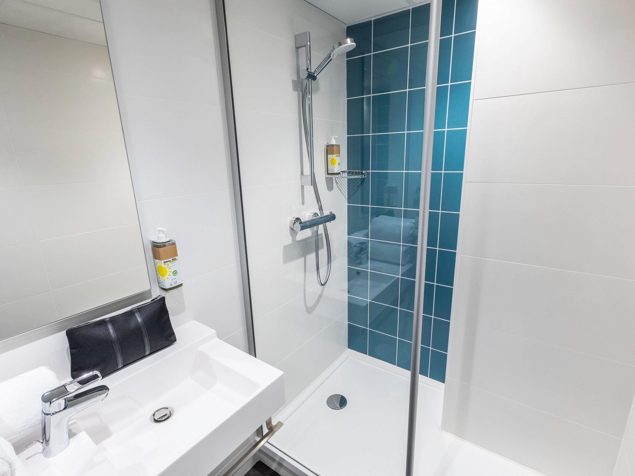 Pure Room with 2 single beds