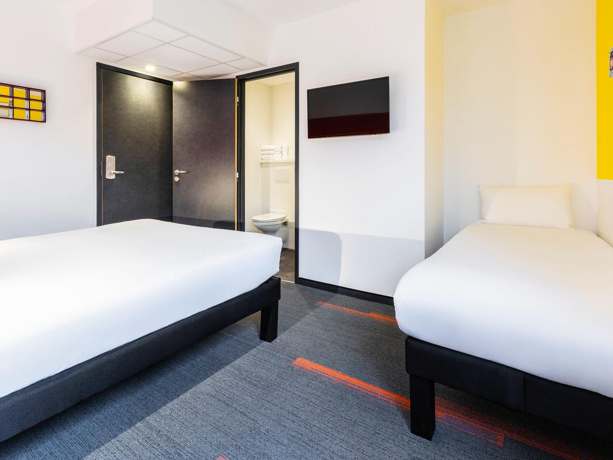 Pop room with a double bed and a single bed