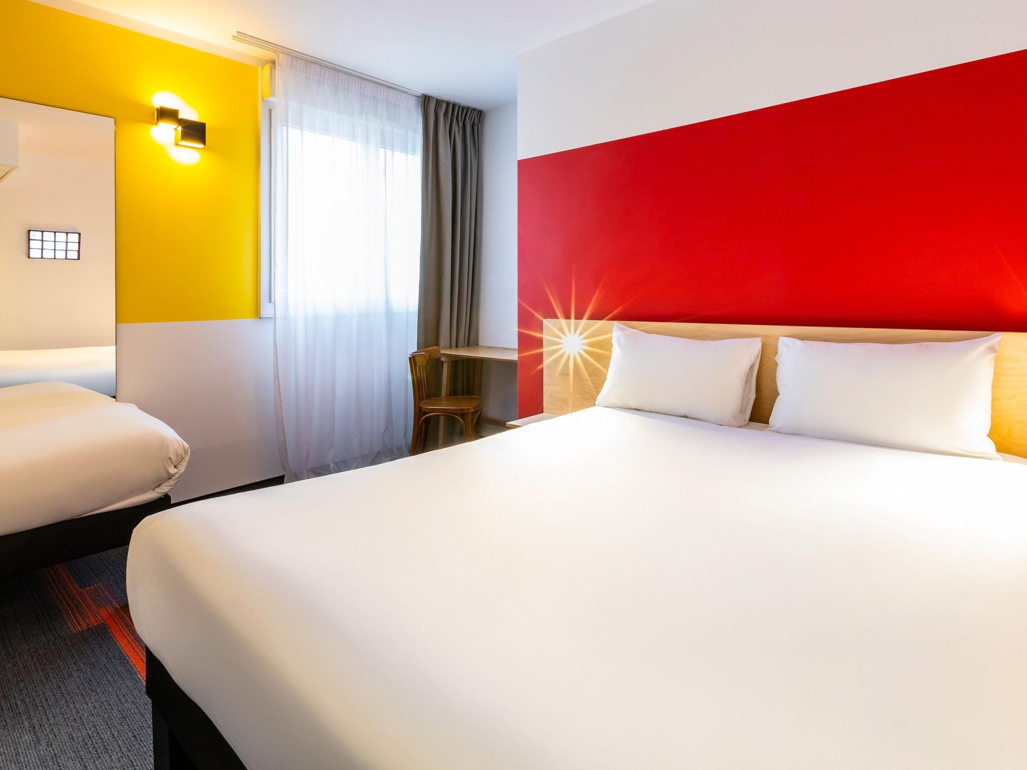 Pop room with a double bed and a single bed