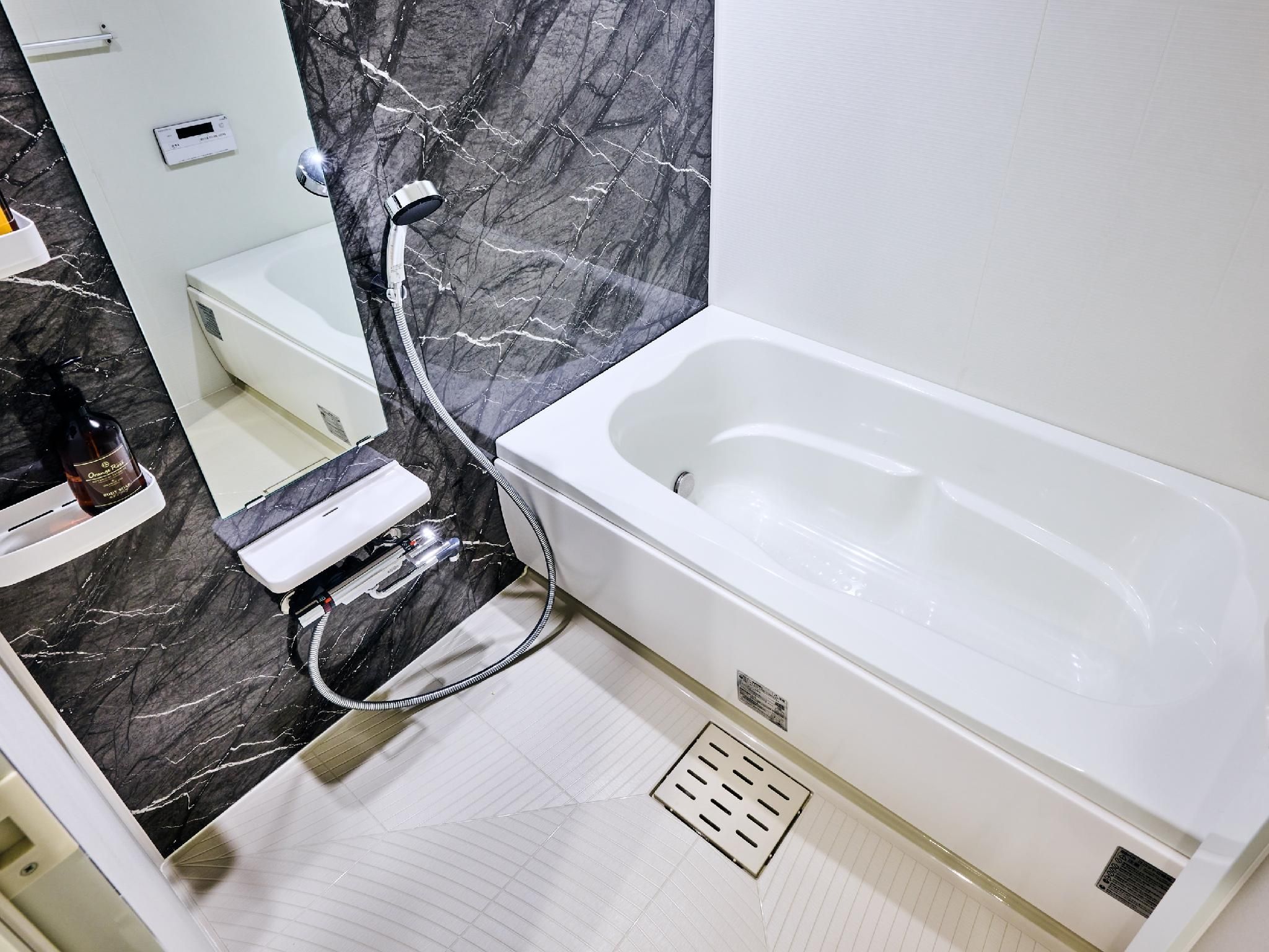 One Bedroom One living Room with Bathtub