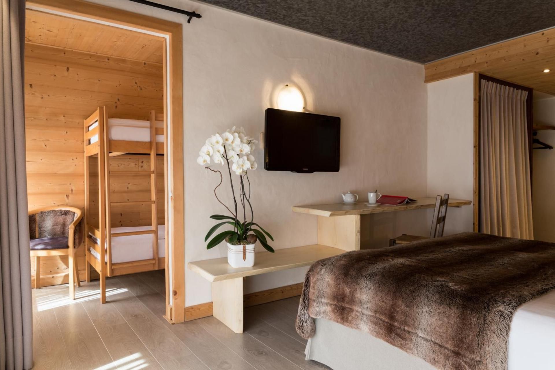 Family Room (2 Adults + 2 Children)