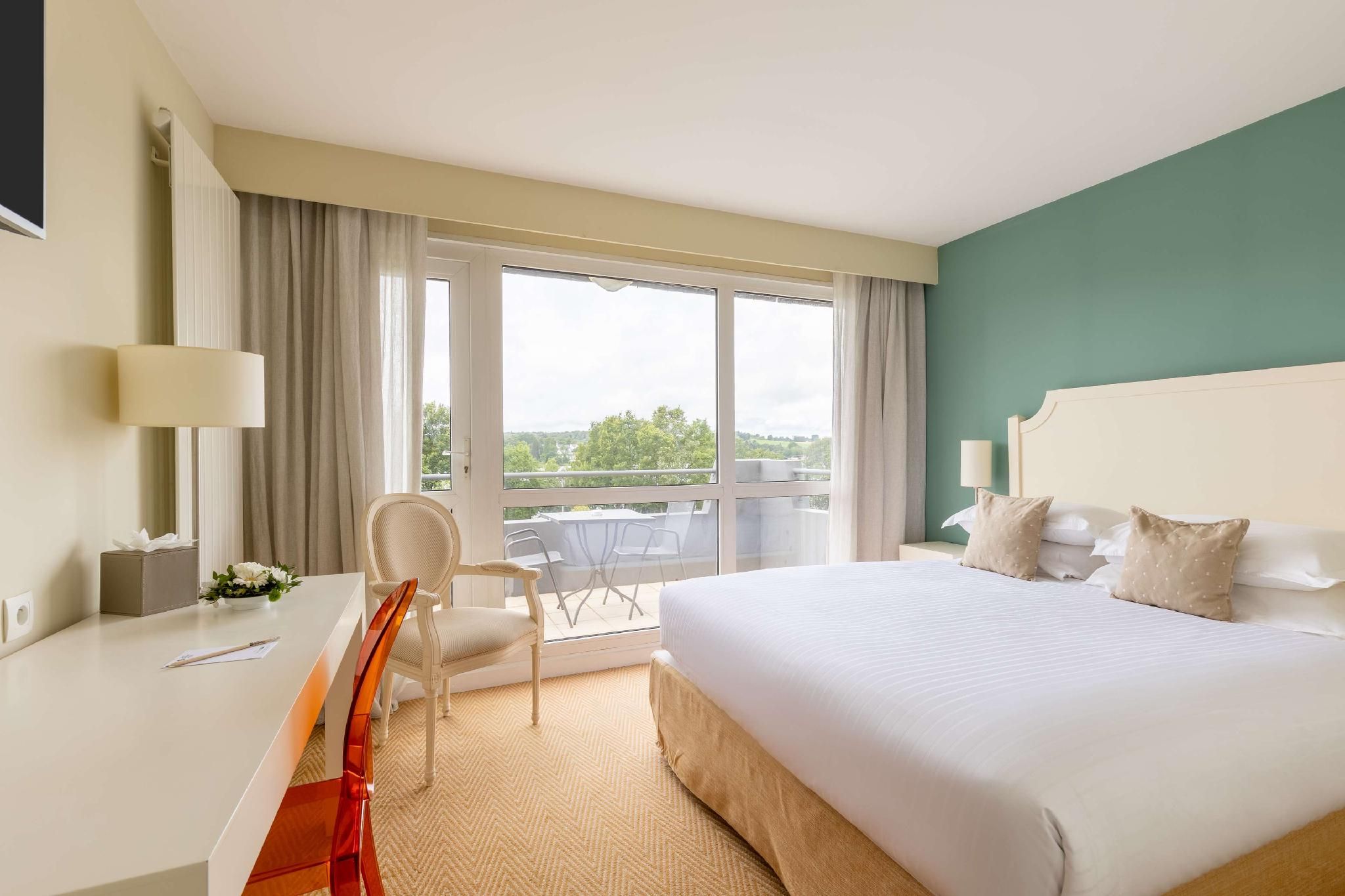 1 Queen Bed, Nonsmoking, Deluxe Room, Lake View, Terrace