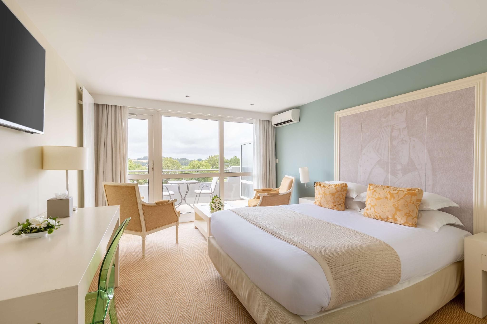 1 King Bed, Nonsmoking, Junior Suite, Lake View, Terrace, Lounge Area