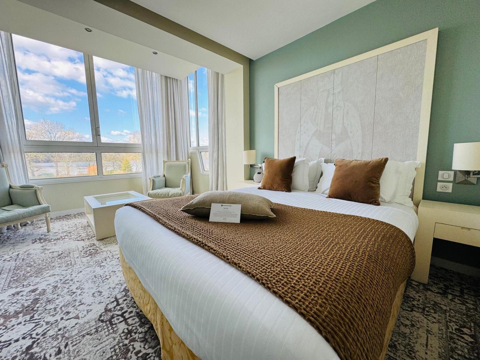 1 King Bed, Nonsmoking, Prestige Room, Lake View, Lounge Area