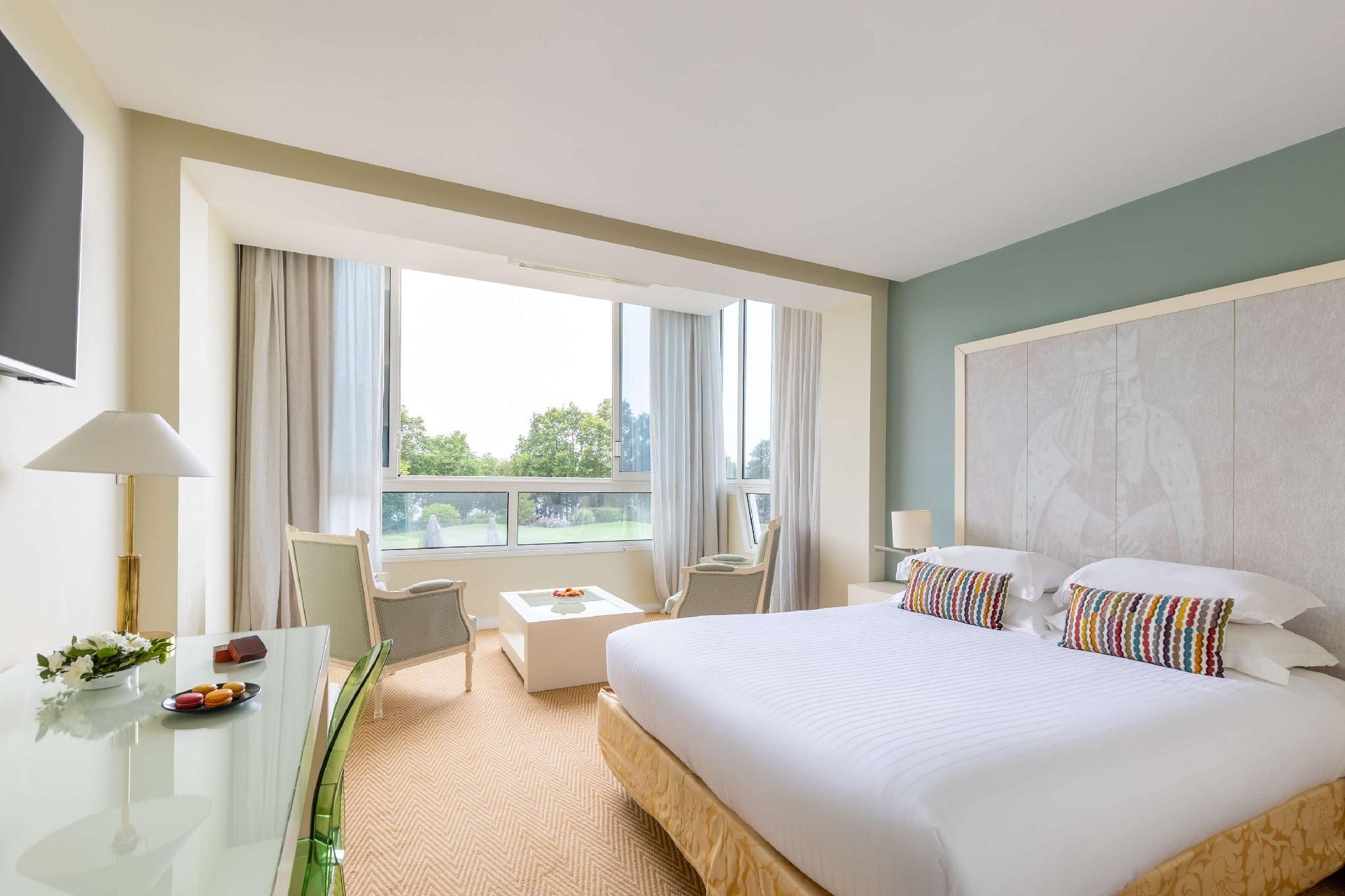 1 King Bed, Nonsmoking, Prestige Room, Lake View, Lounge Area