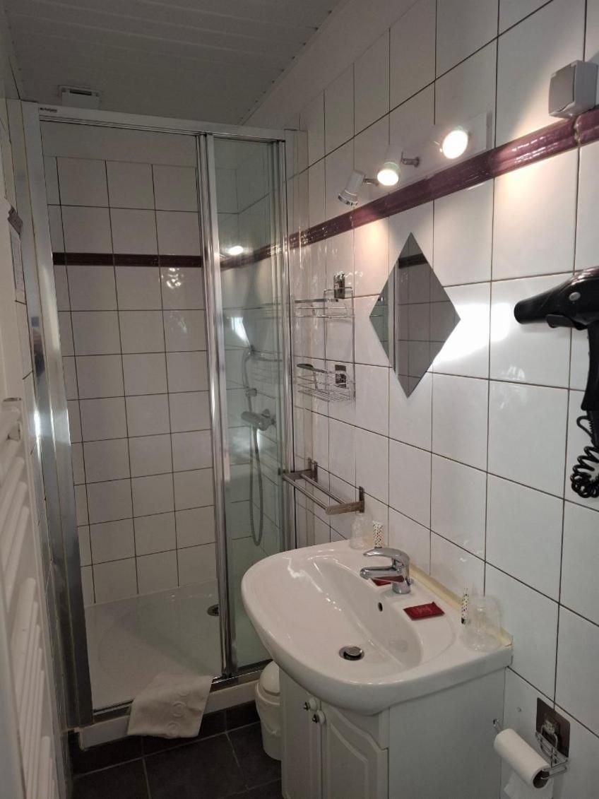 Double or Twin Room with Shower