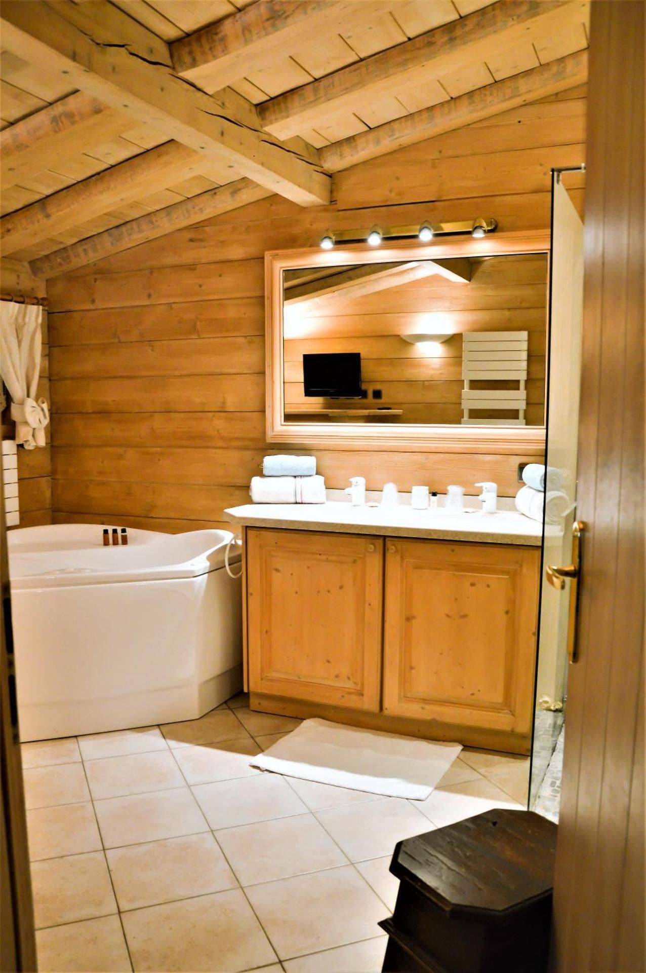 DELUXE APARTMENT