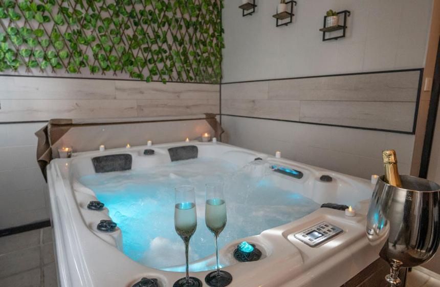 Suite with Sea View and Private Hot Tub
