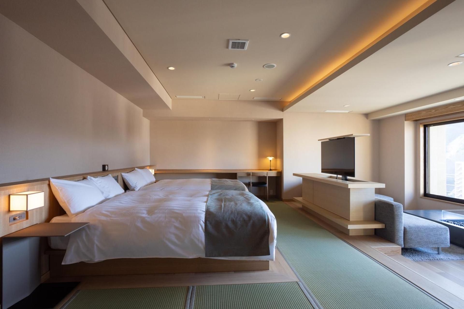 Premiere Suite with Two Different Types of Hot Springs on the Top Floor