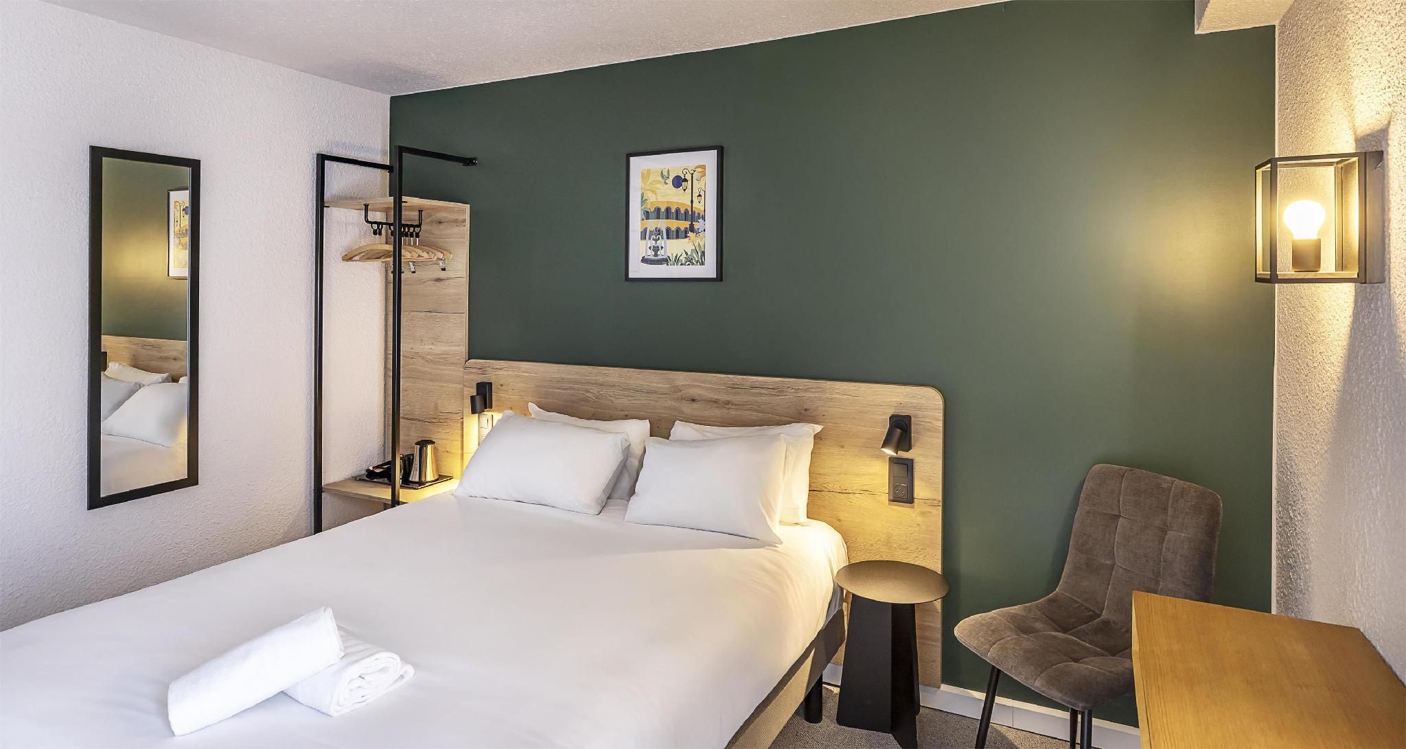 1 Double 2 Single Beds, Nonsmoking, Family Room