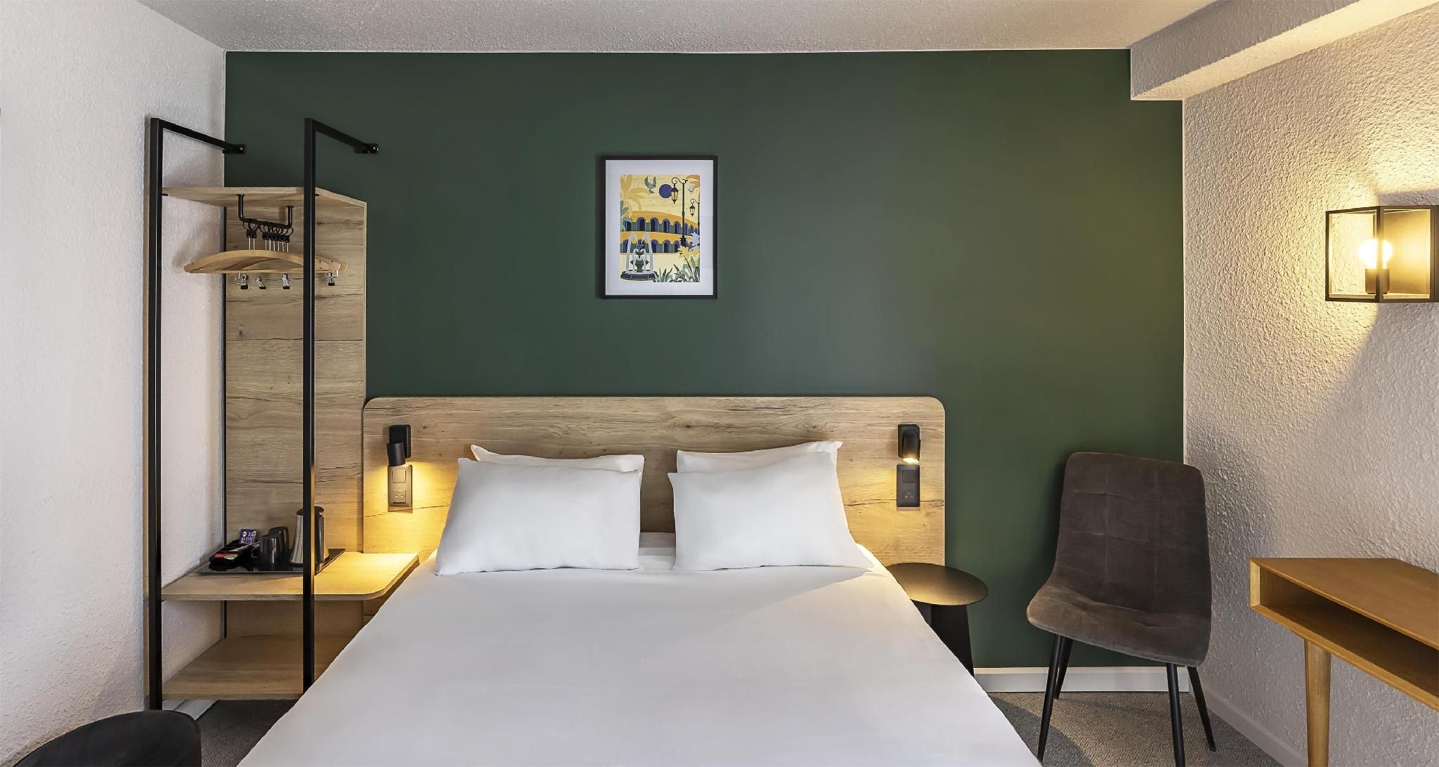 1 Double 2 Single Beds, Nonsmoking, Family Room