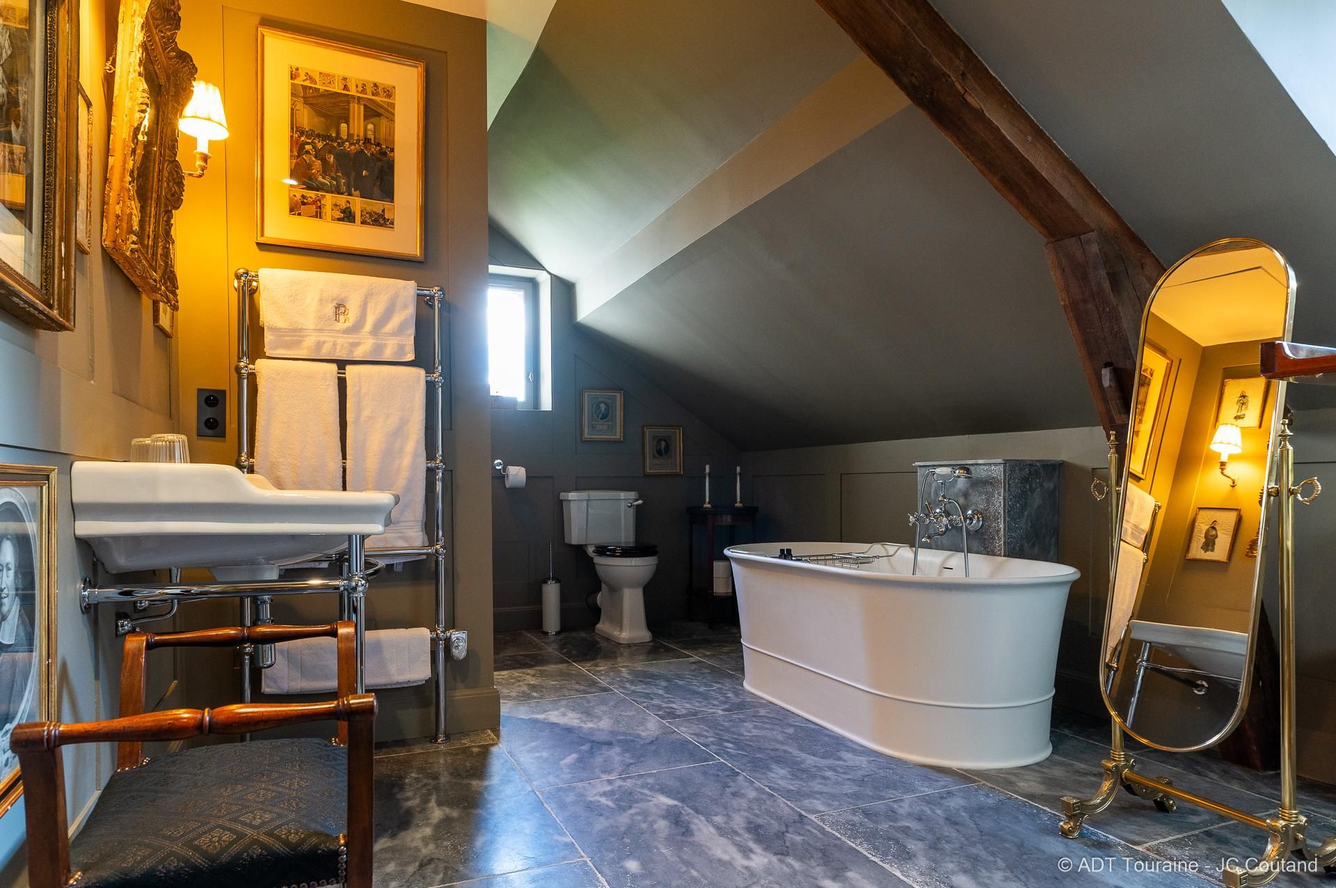 Manoir des Basses Rivières Suite-Salle de bain et douche-Suite-Vue sur Jardin-Suite Doisonville 3