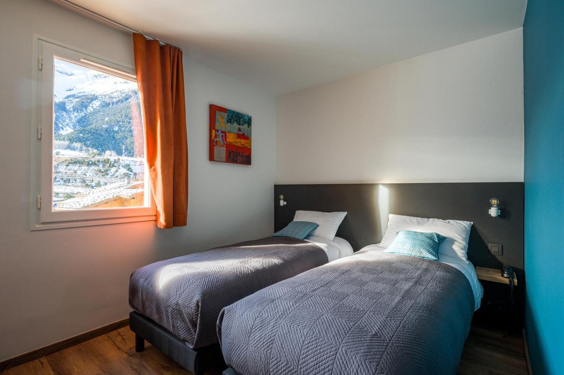 Standard Twin Room with Mountain View