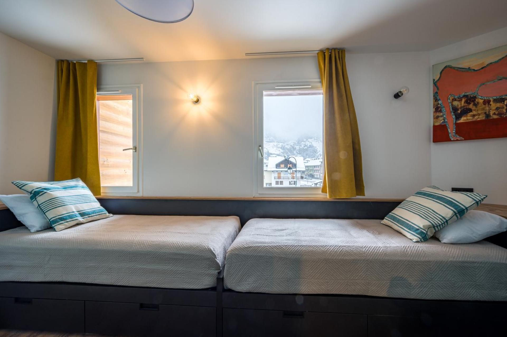 Standard Twin Room with Mountain View