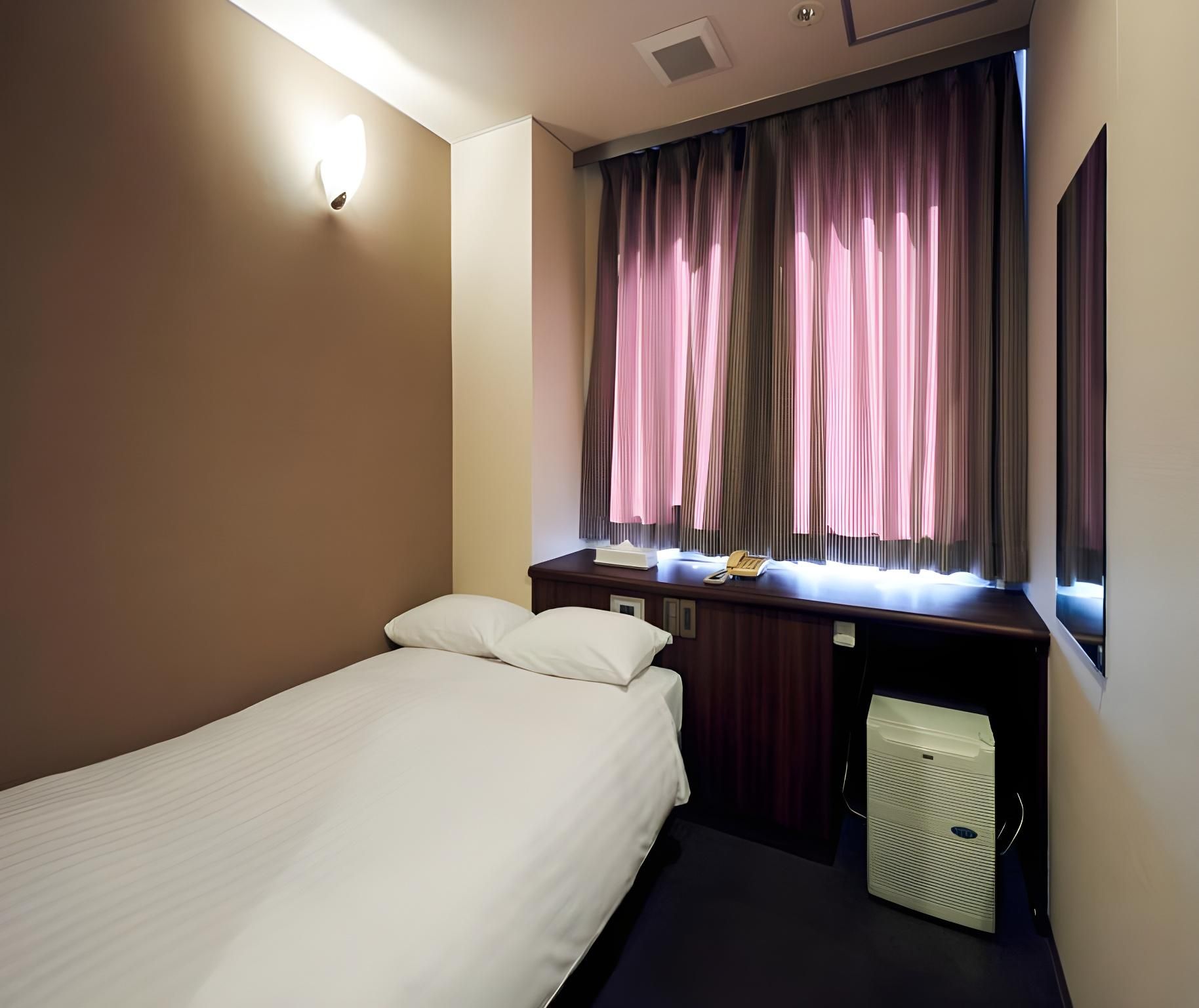 Small Double Room - Smoking, No Parking Included