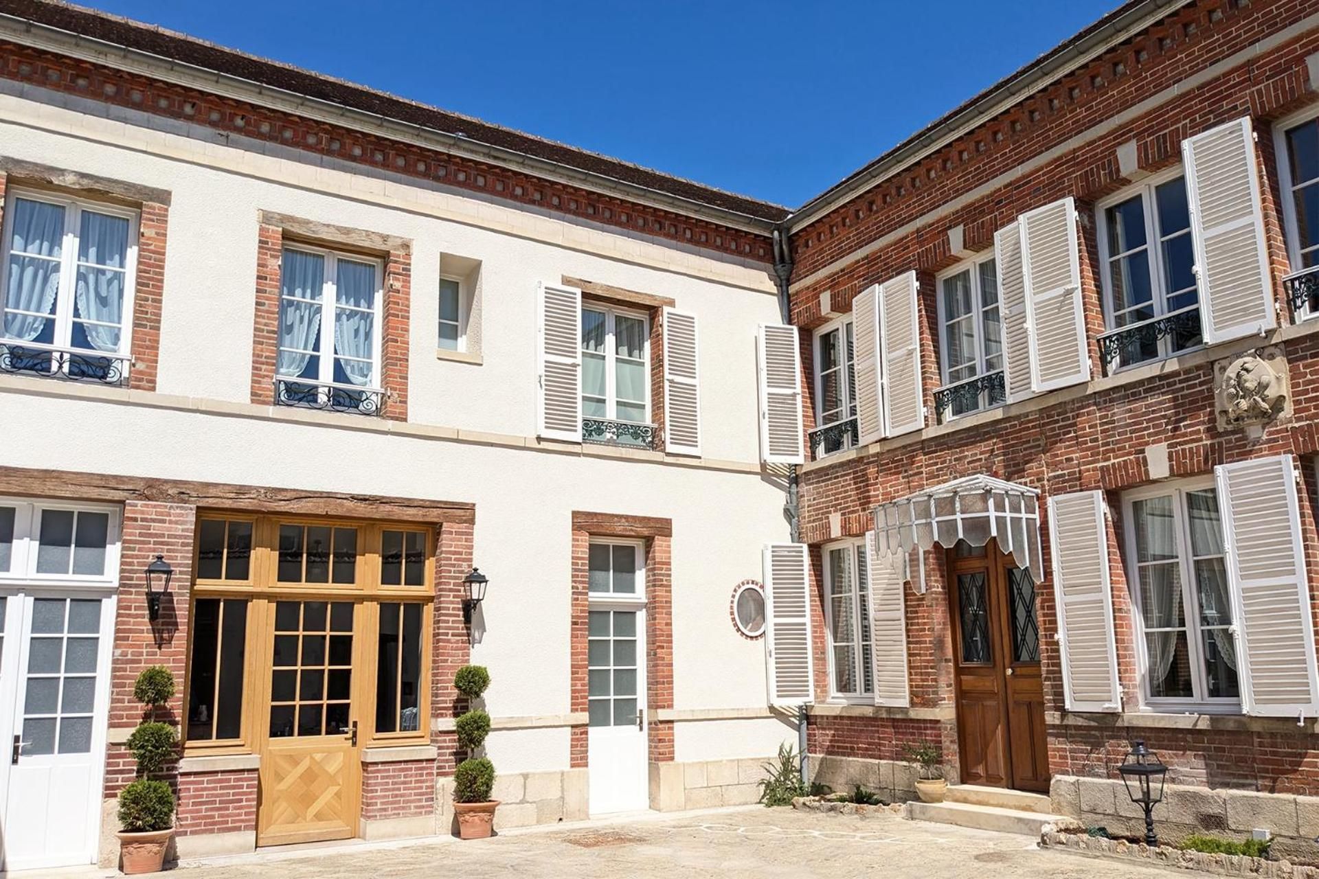 Maison a Deux Mains
