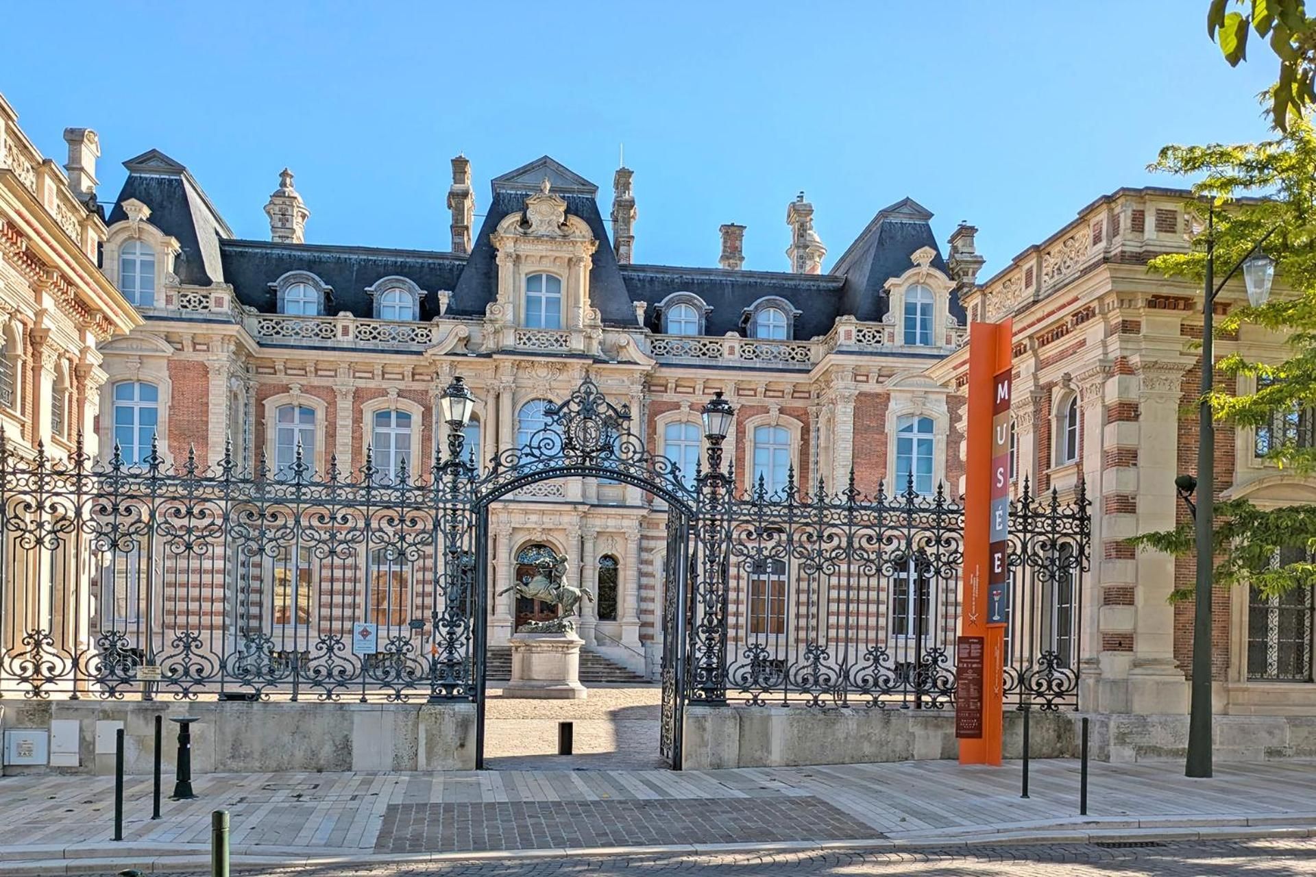 Maison a Deux Mains