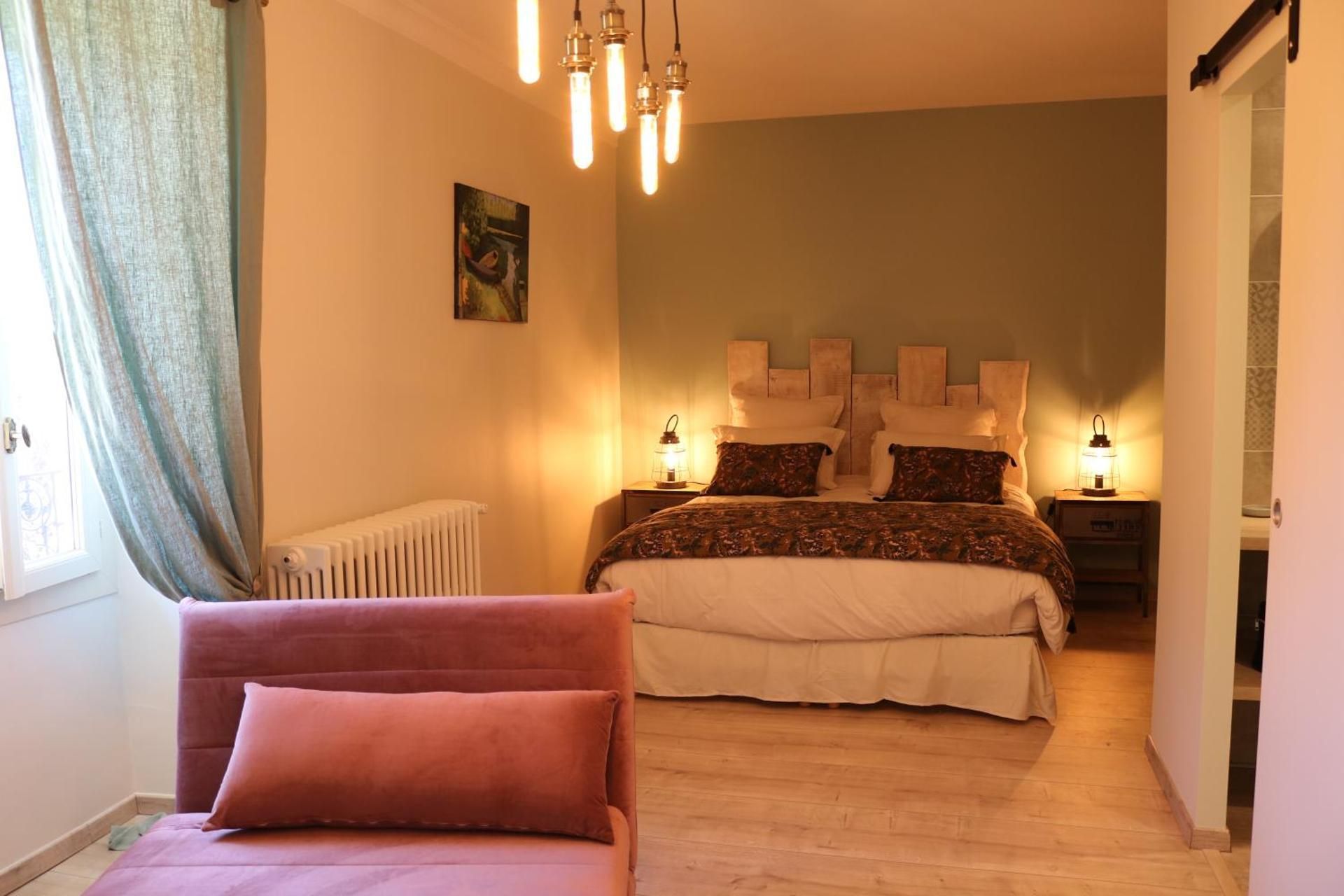 Deluxe Room (2 Adults + 1 Child)