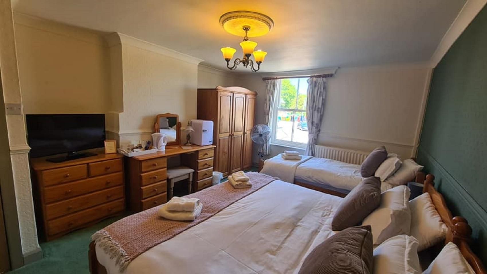 Family room-Ensuite with Shower-Street View