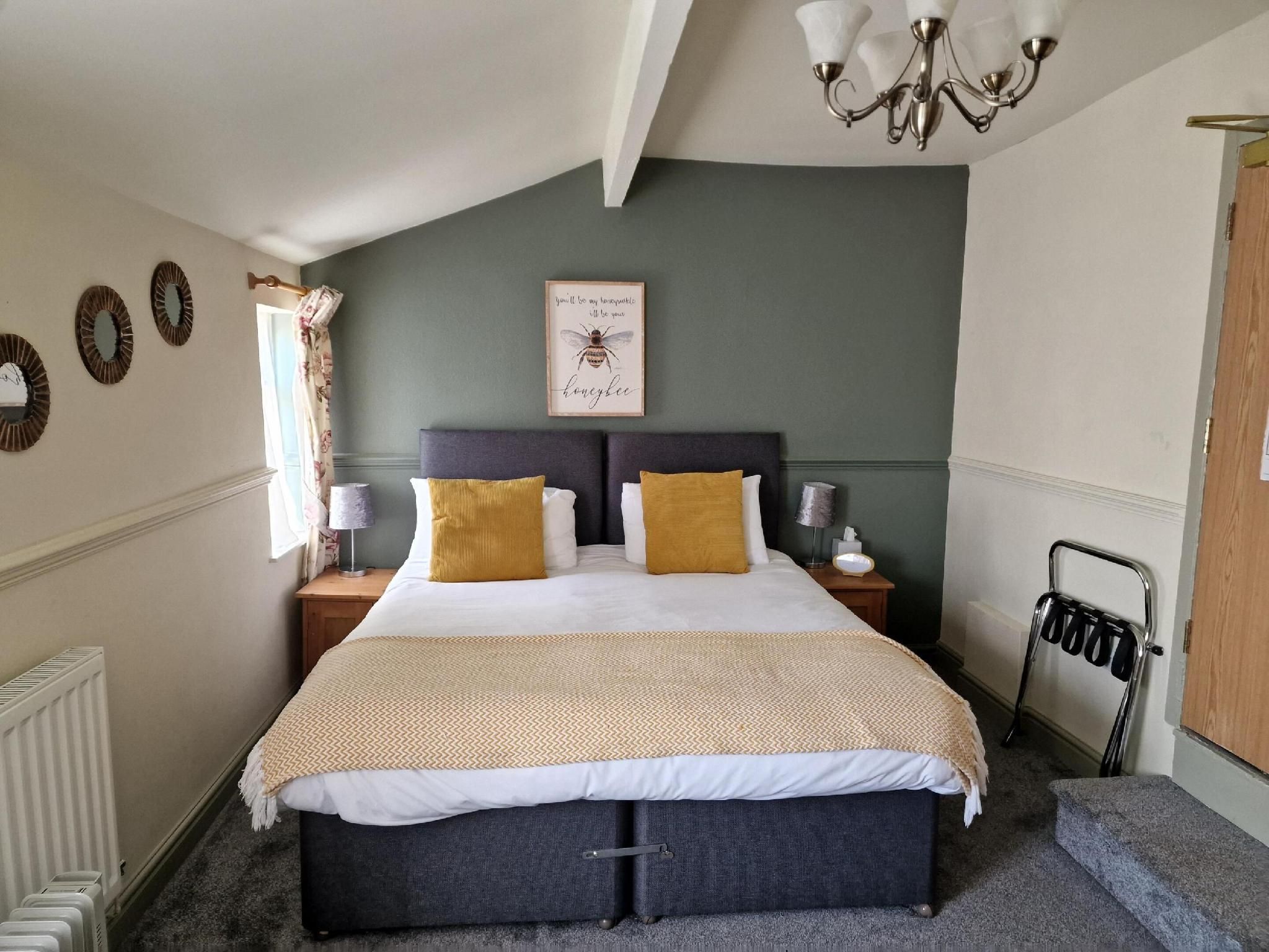The Foresters Arms Double room-Classic-Ensuite with Shower-Garden View