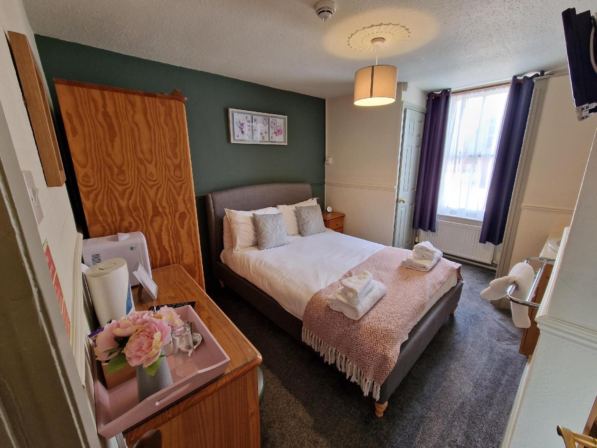 double room-comfort-ensuite with shower-street view