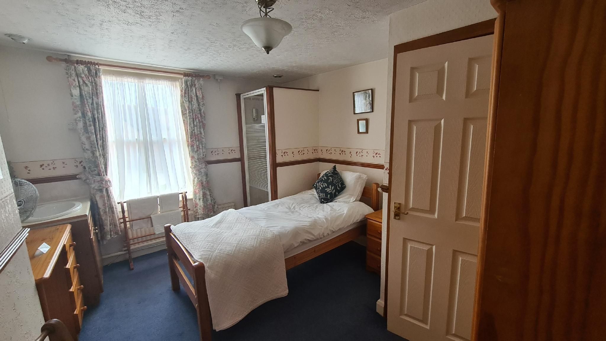 Single room-Classic-Ensuite with Shower-Street View
