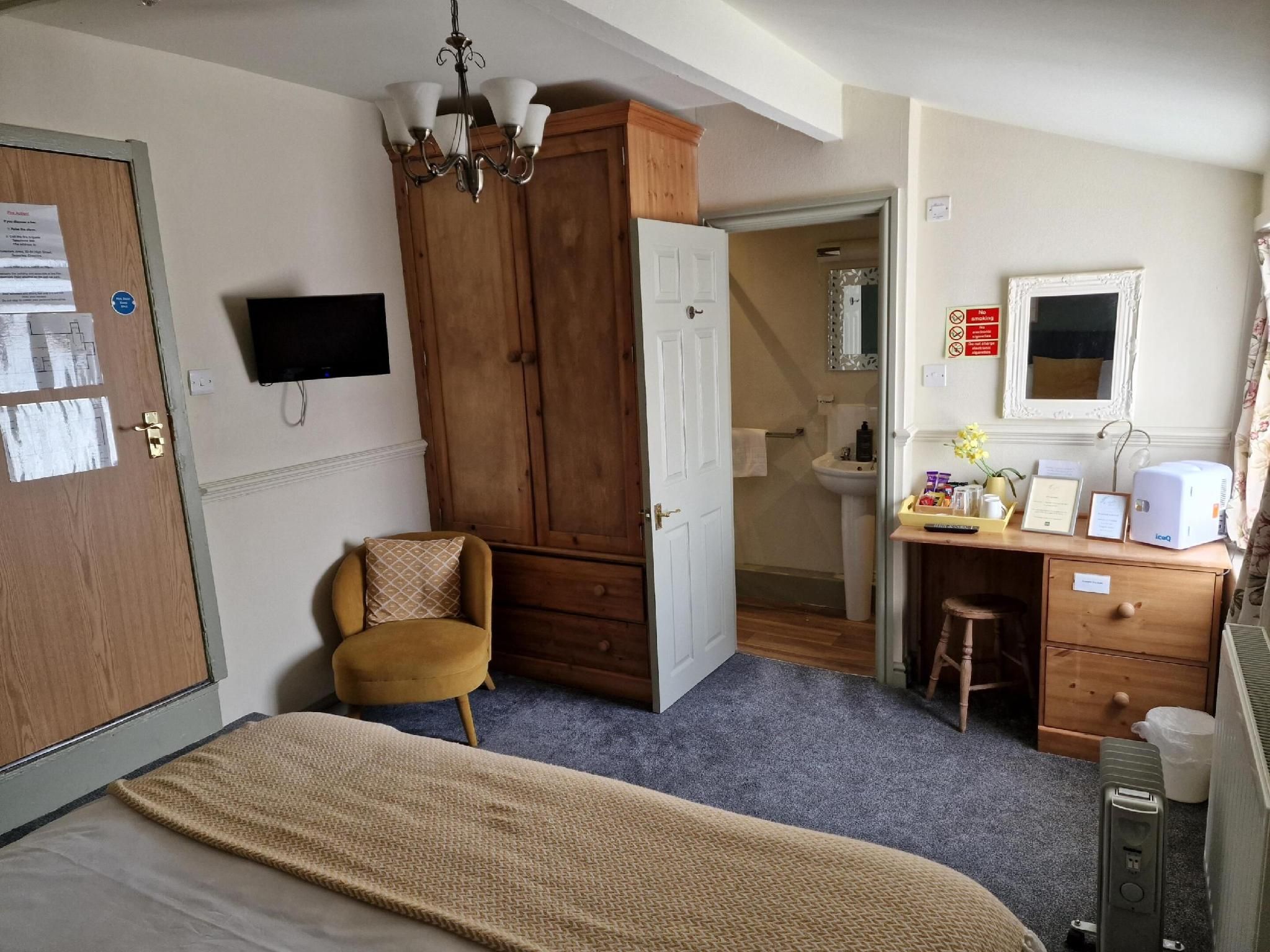 The Foresters Arms Double room-Classic-Ensuite with Shower-Garden View 3