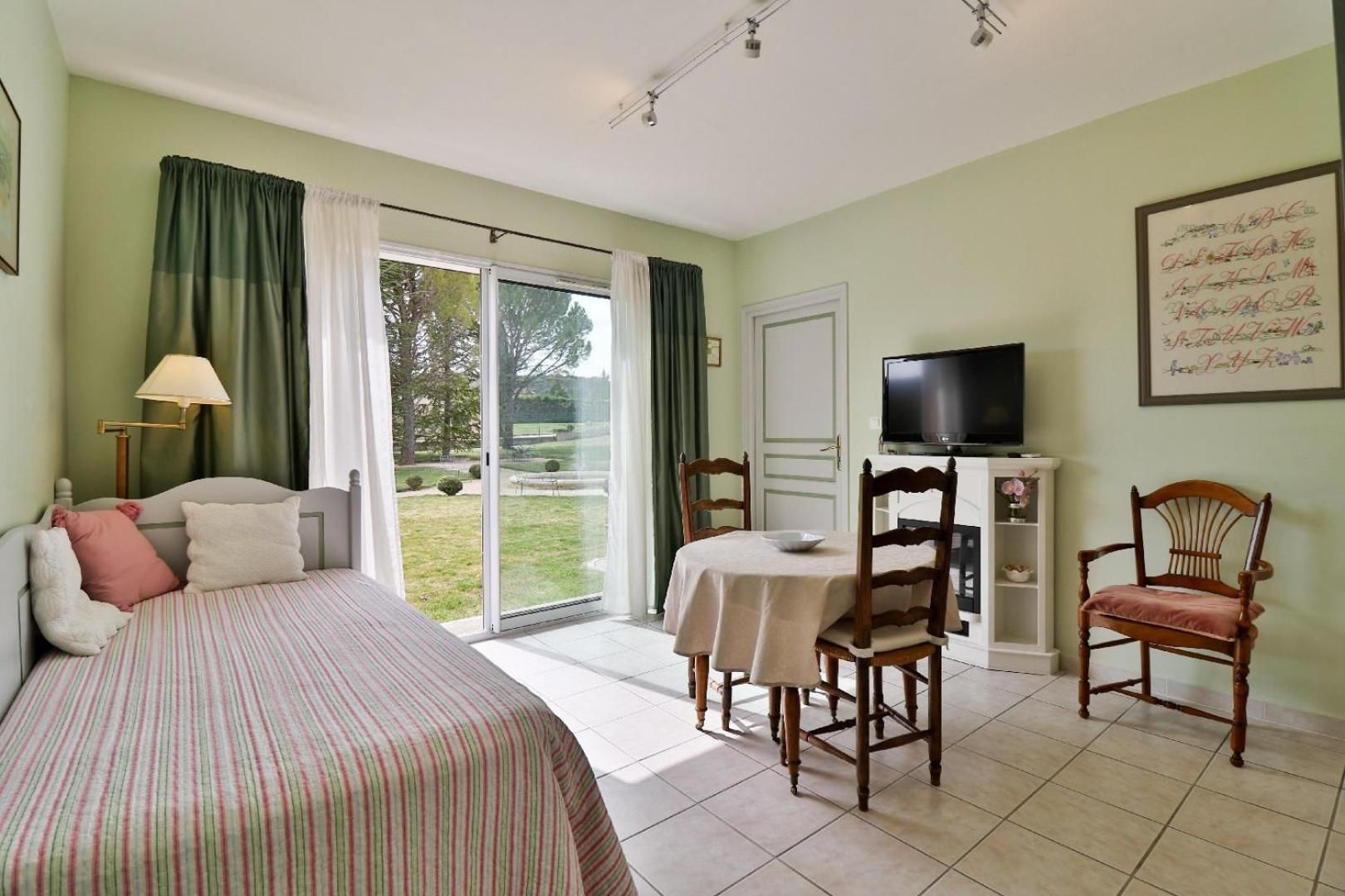 Standard Quadruple Suite