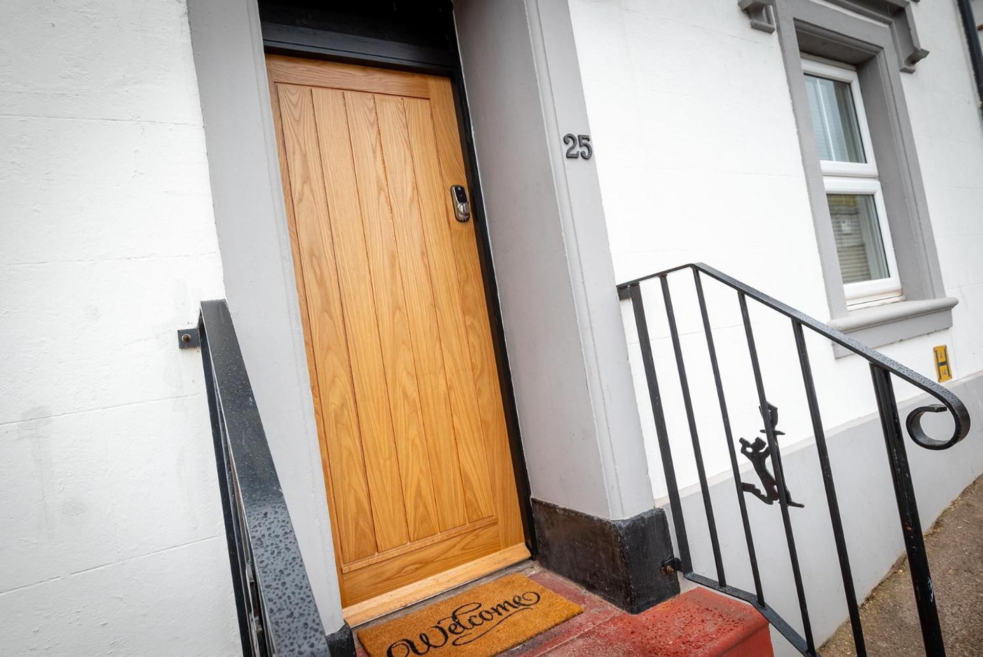 Kings Arms Suites - Luxury Double - Waterfall Shower - Self Check In