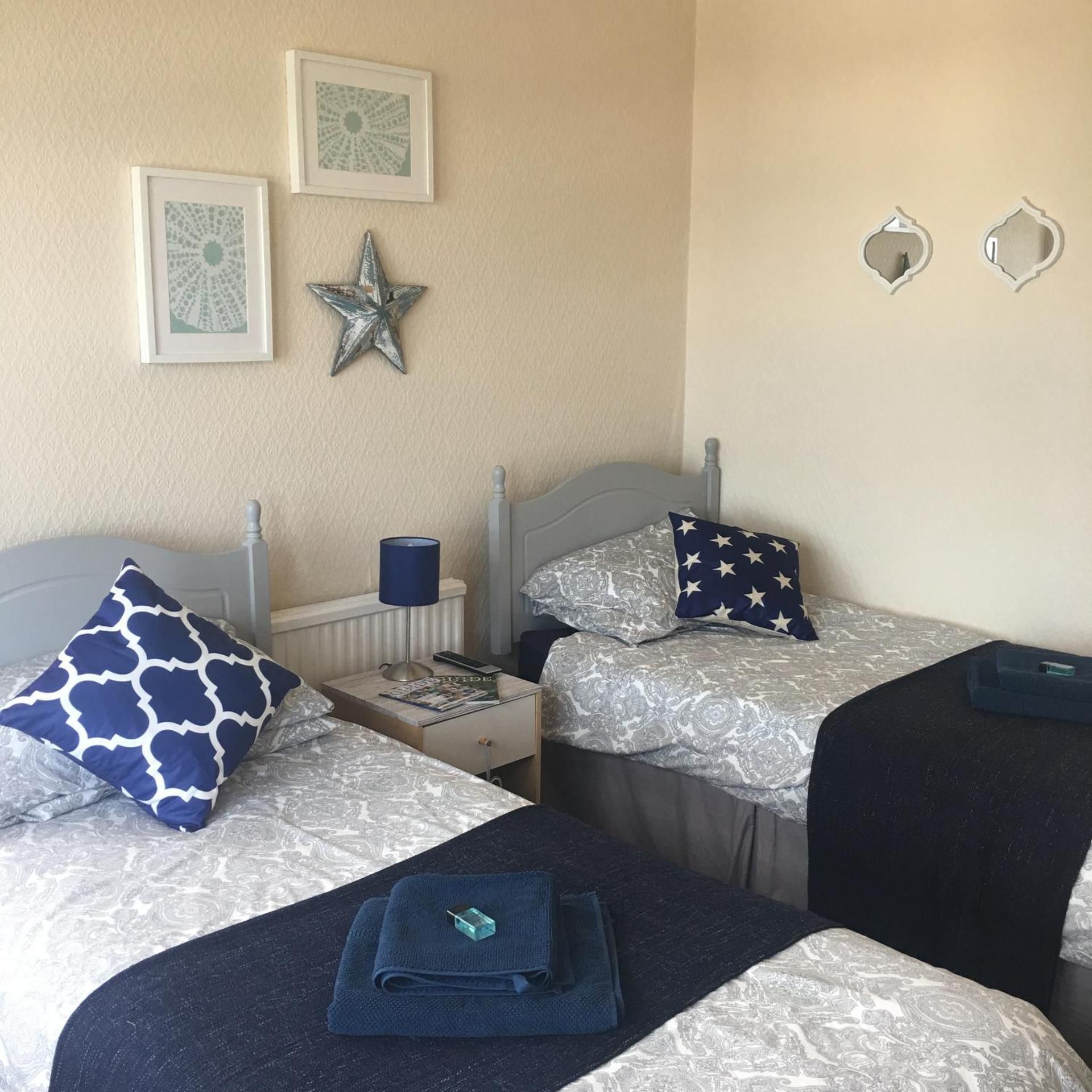 Lismore Guest House Triple Room with Private External Bathroom 2