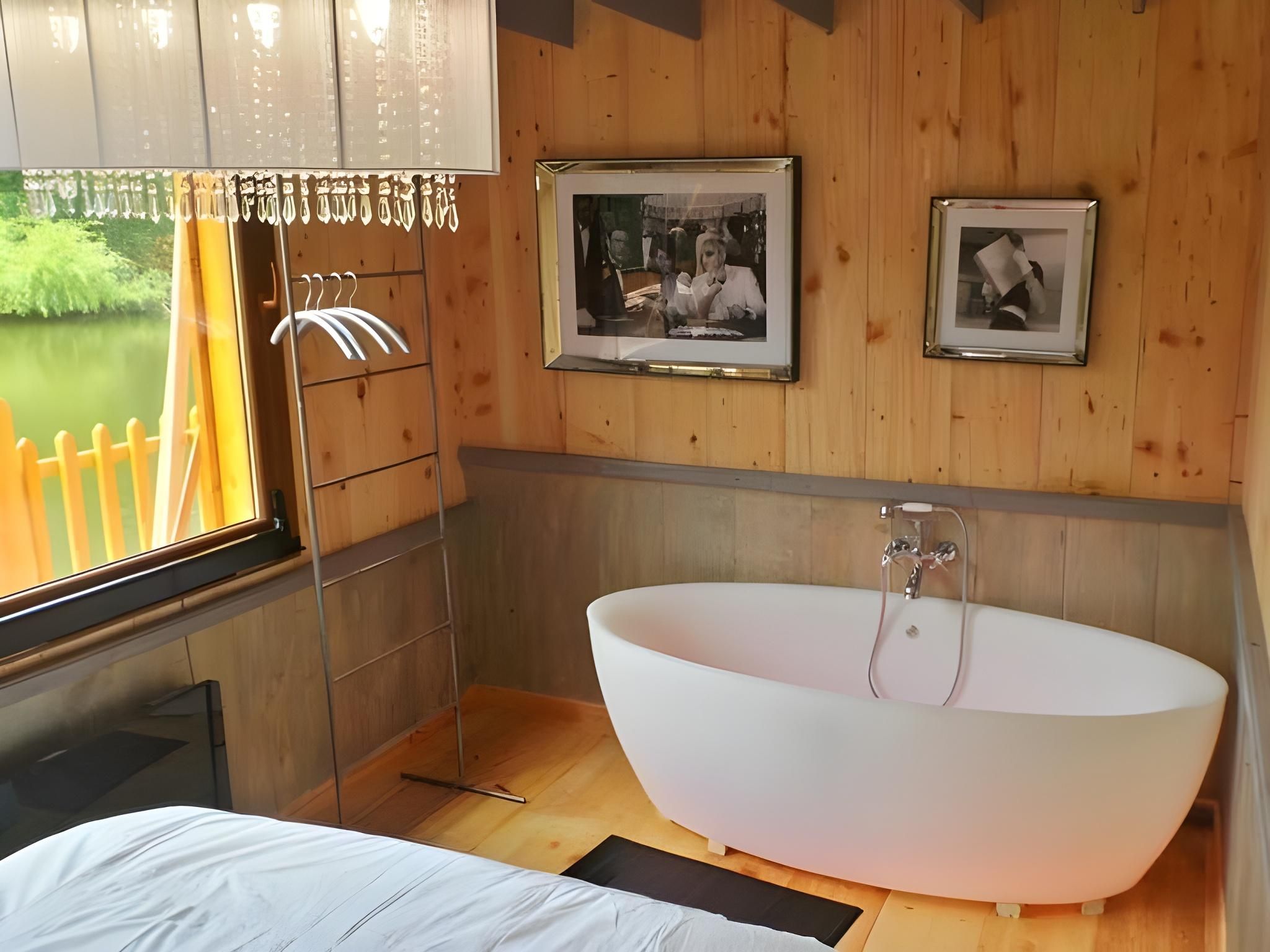 Cabane-Elle fait son cinéma-Salle de bain privée extérieure-Vue sur Lac