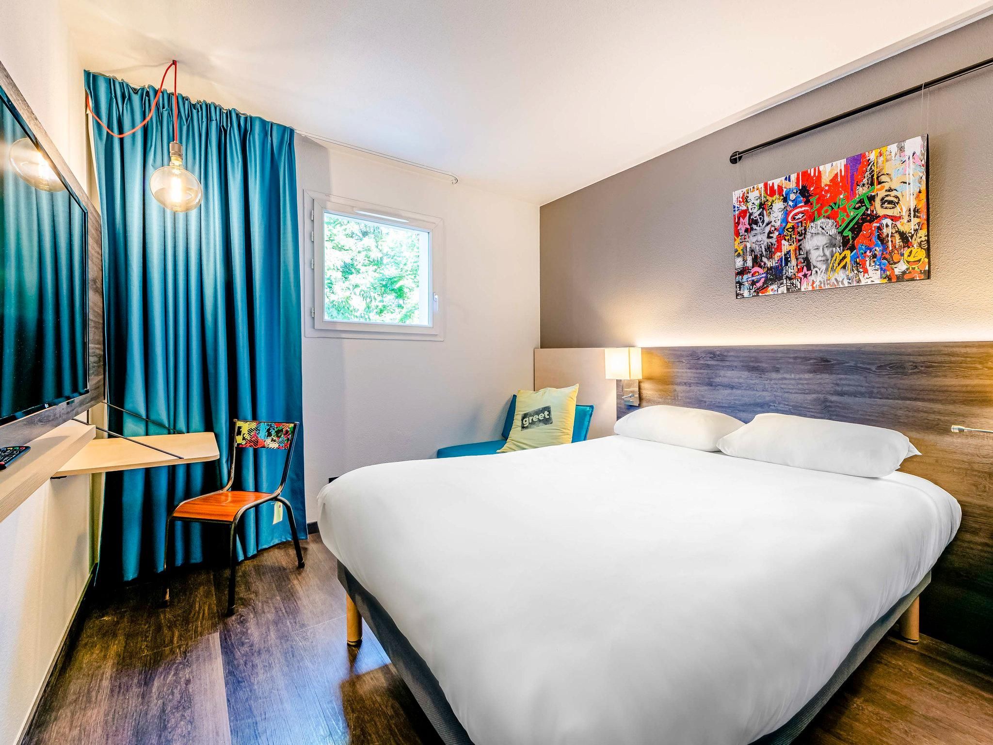 POP Room with double bed and sofa