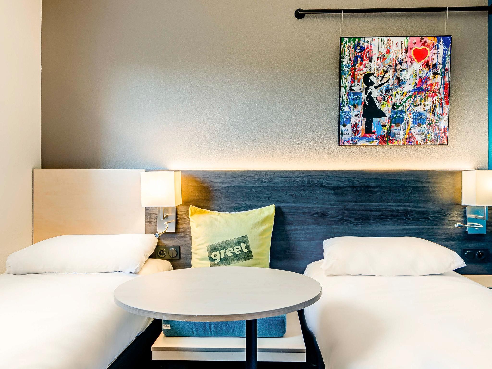 Pop Room with two single beds