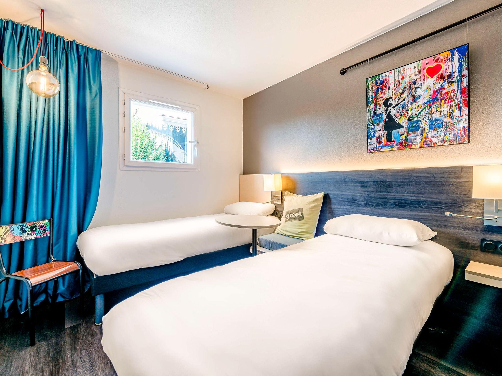 Pop Room with two single beds